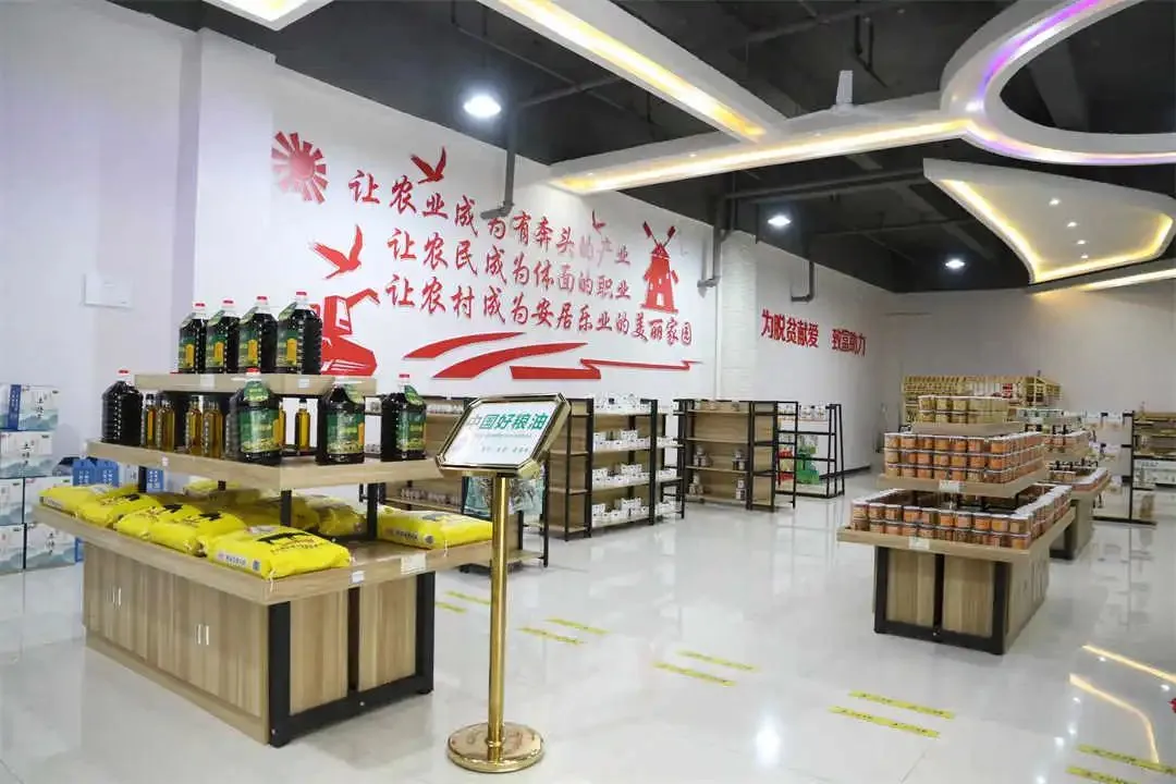 4-5 Центр продаж сельскохозяйственной продукции Сычжоу компании Guizhou Hongleyuan Fruit and Vegetable Co., Ltd. (Фото: Чэнь Кунь)