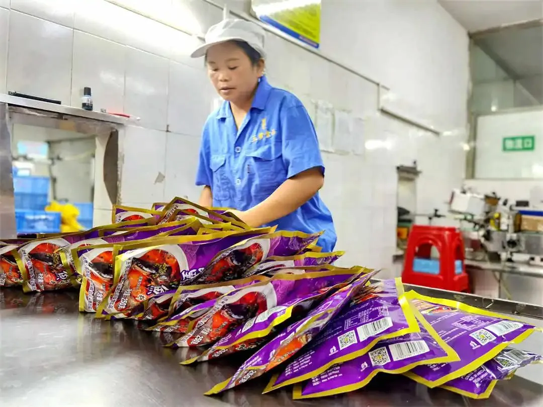 4-5 Рабочий на заводе Mingyang Food Co., Ltd. в уезде Мацзян упаковывает приправы для кислого рыбного супа.